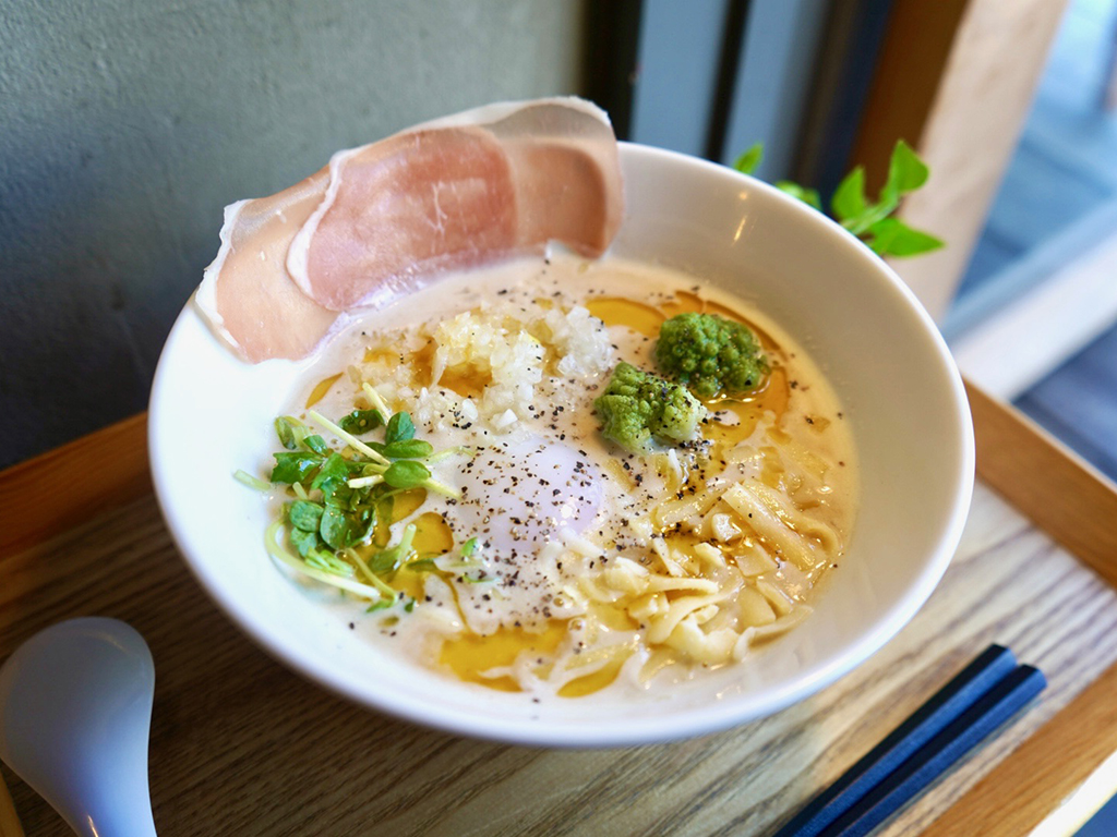 濃厚豚骨カルボナーラ麺