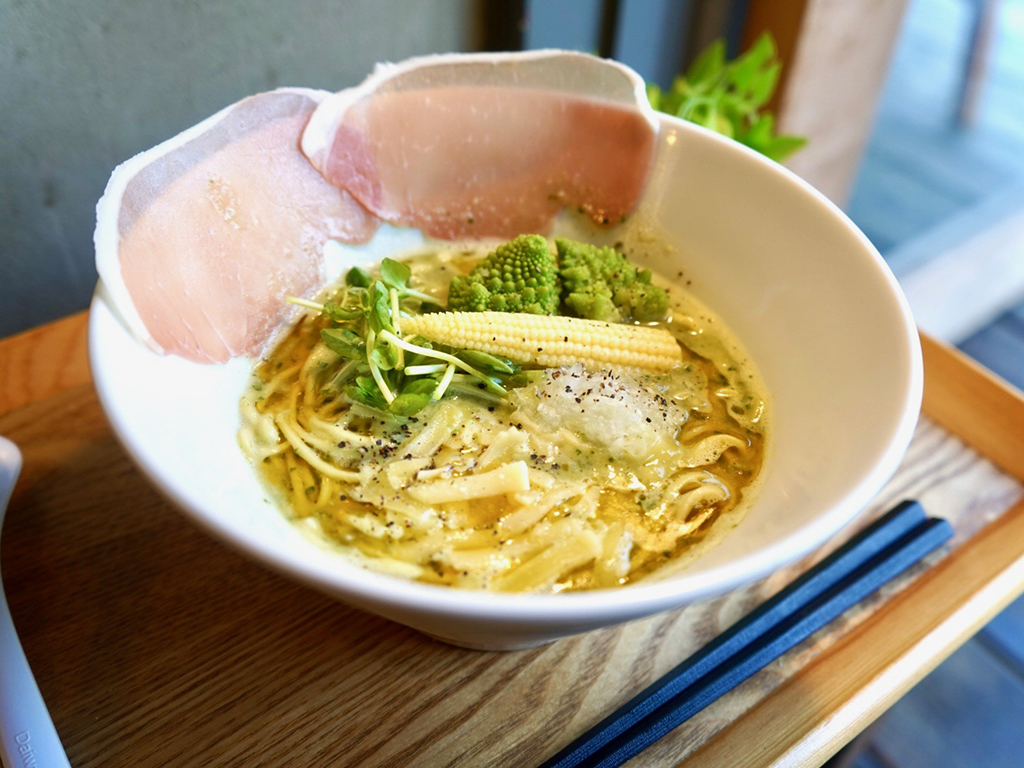 バジル香る濃厚豚骨ジェノベーゼ麺